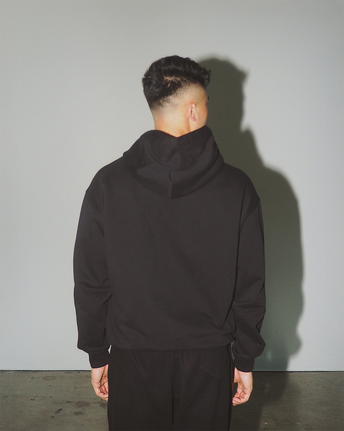 Sustainable men’s gym hoodie in breathable cotton fabric.