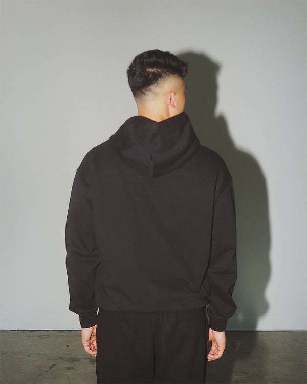 Sustainable men’s gym hoodie in breathable cotton fabric.