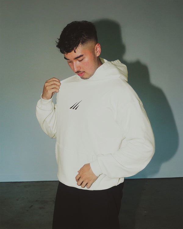 Men’s performance hoodie in 100% toxin-free cotton.