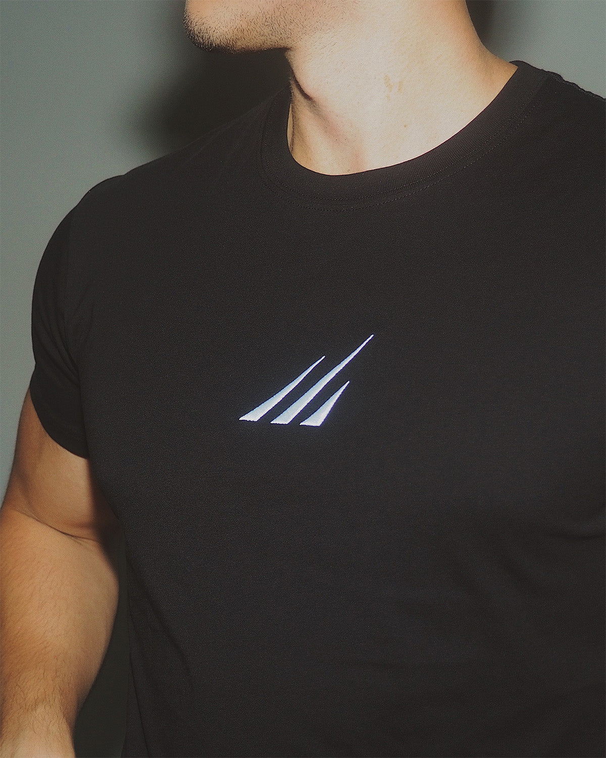 Sustainable men’s cotton gym shirt with embroidered detailing.