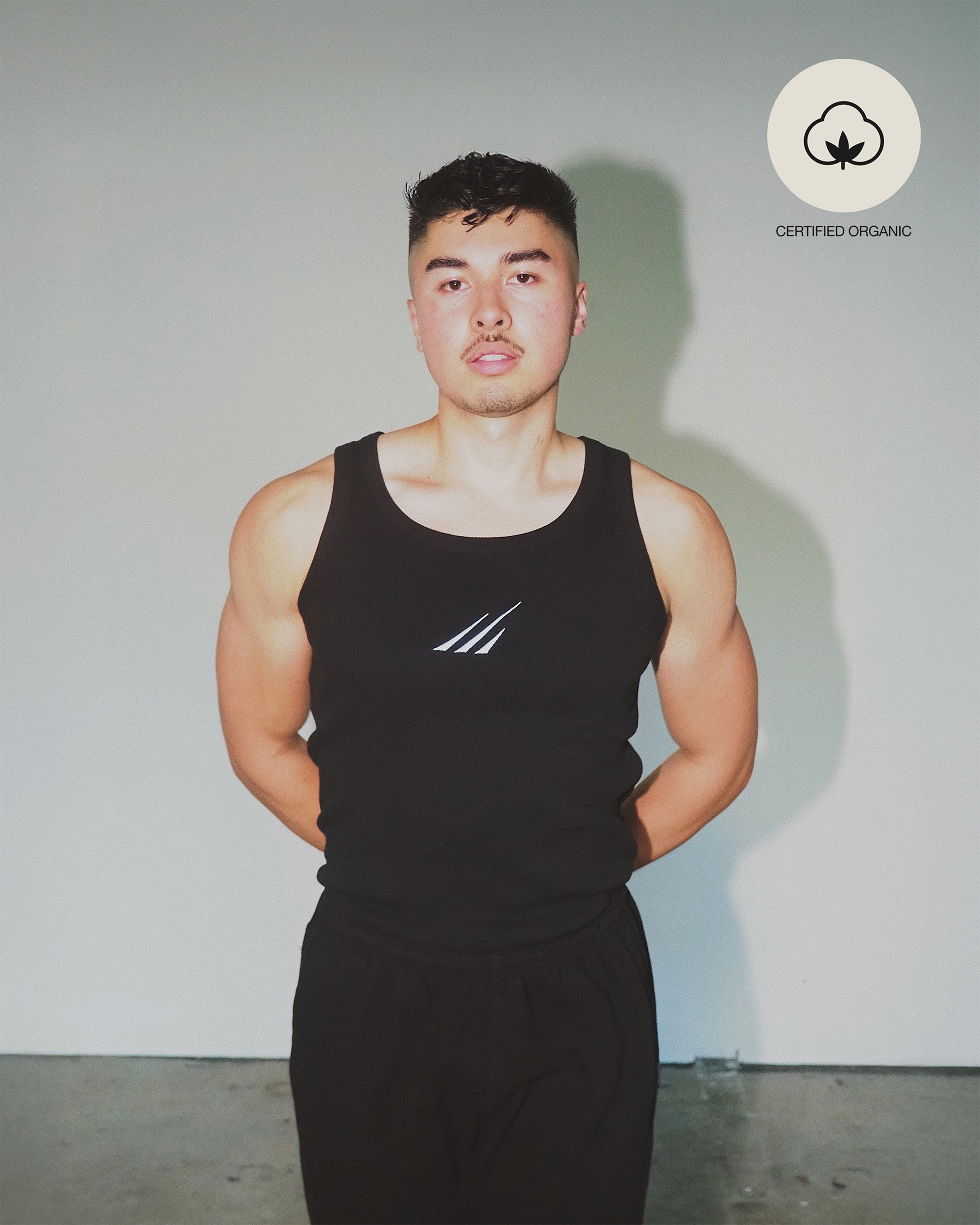Men’s organic cotton tank top in black – sustainable gym wear