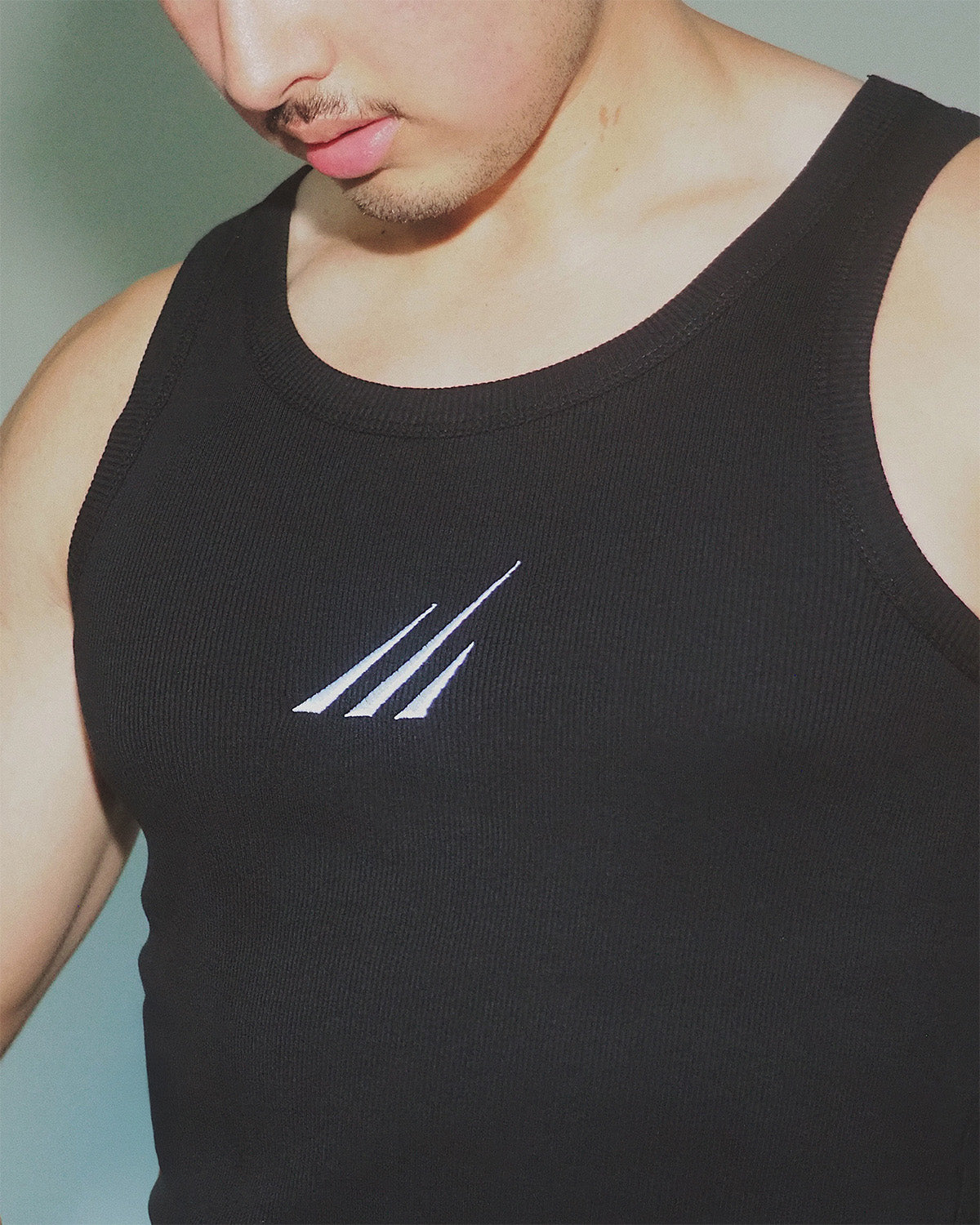 Sustainable organic cotton tank top for men’s workouts.