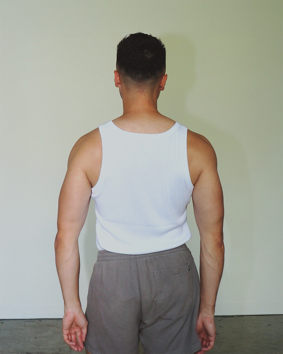 Natural men’s gym tank, made with organic cotton fibers.