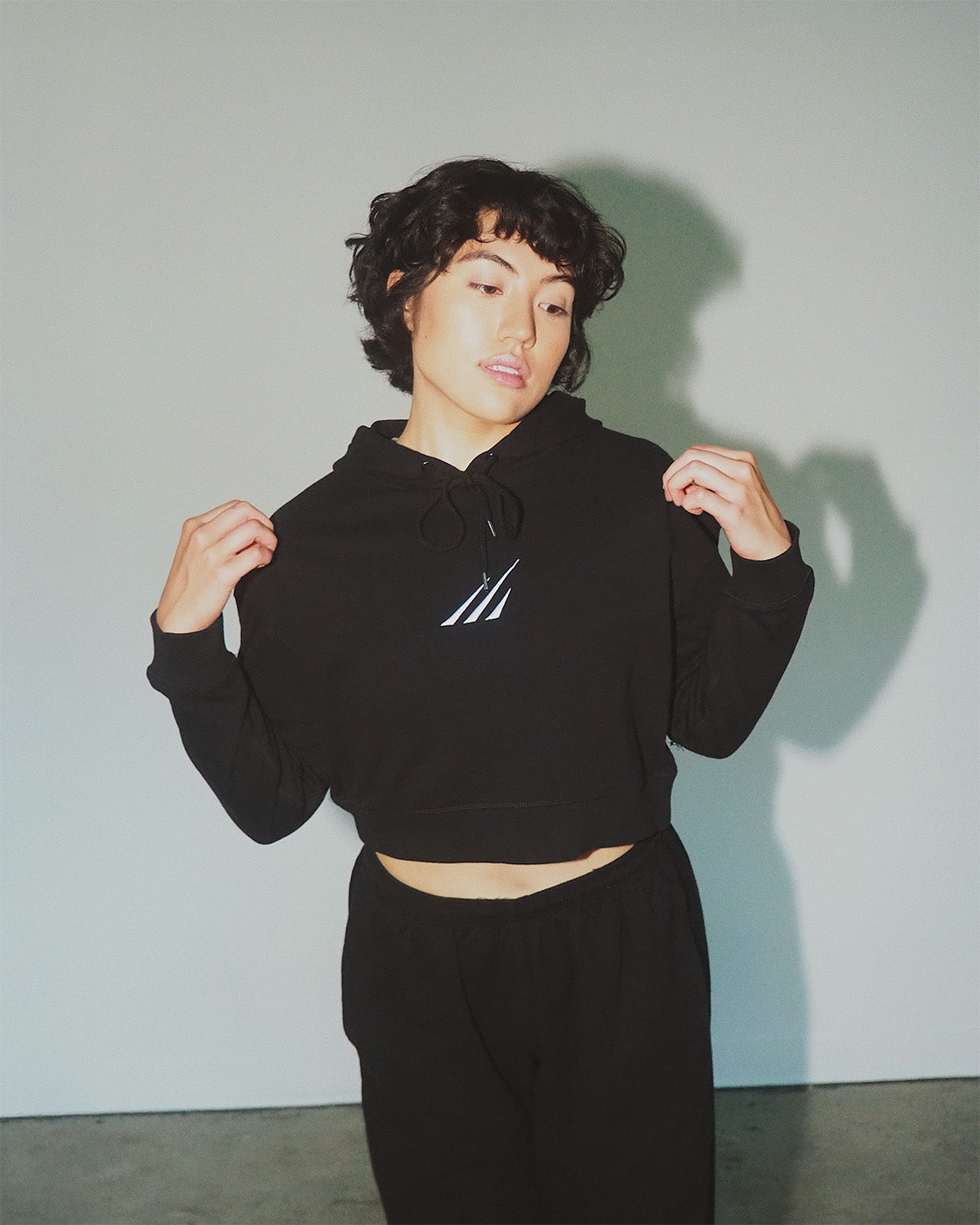 Grizz embroidered cropped hoodie – eco-friendly sportswear