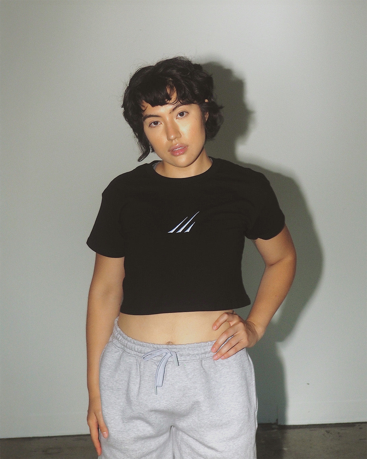 Grizz embroidered cropped cotton tee – eco-friendly sportswear