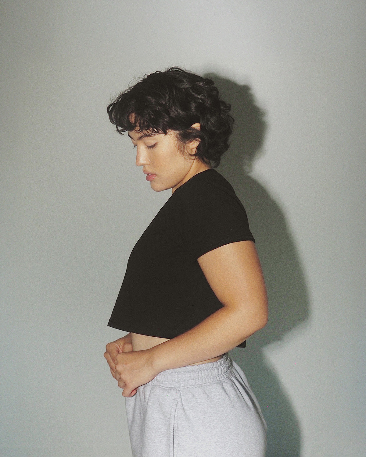 Women’s breathable cropped t-shirt in natural cotton.
