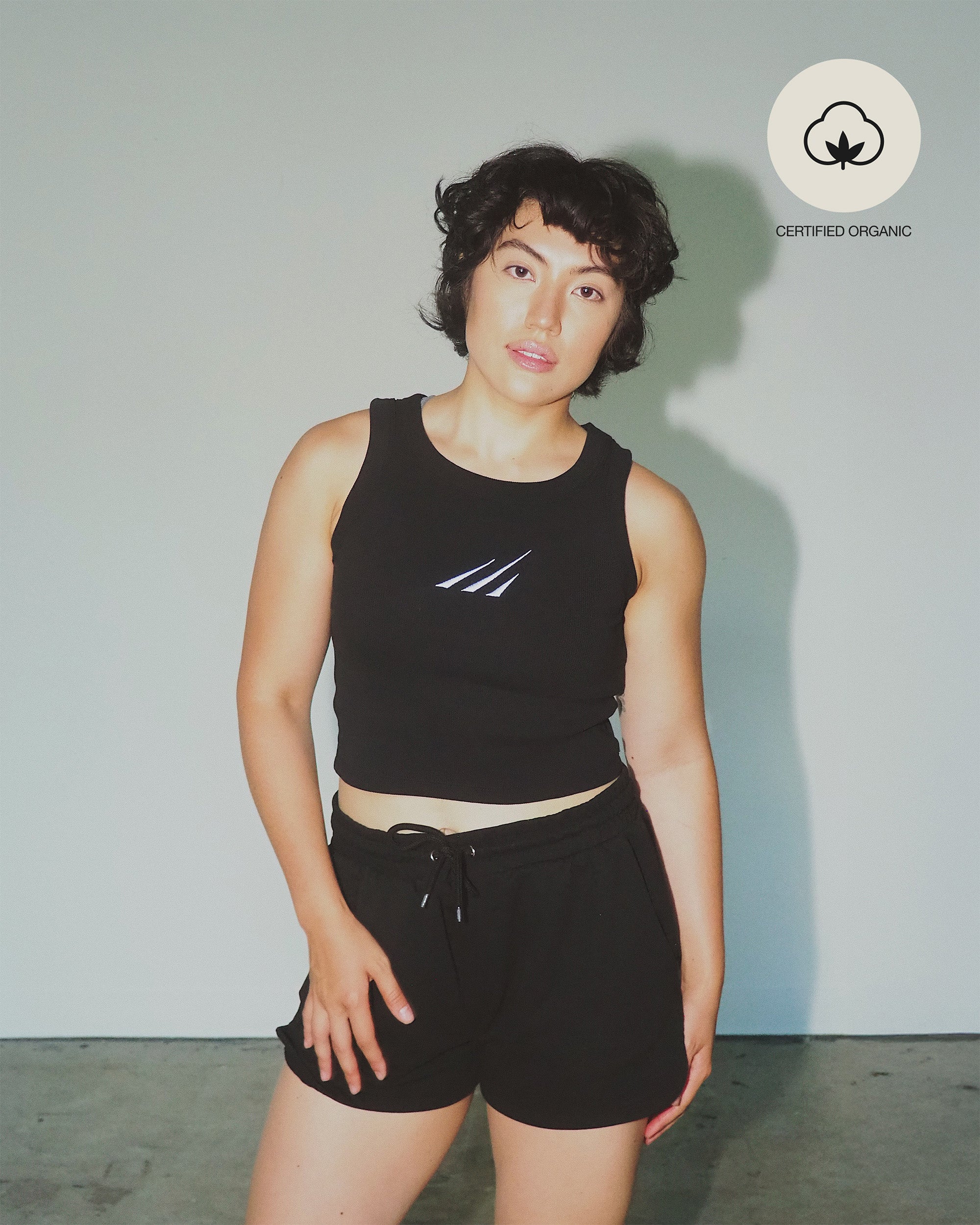 Women’s cropped organic cotton tank top – sustainable activewear